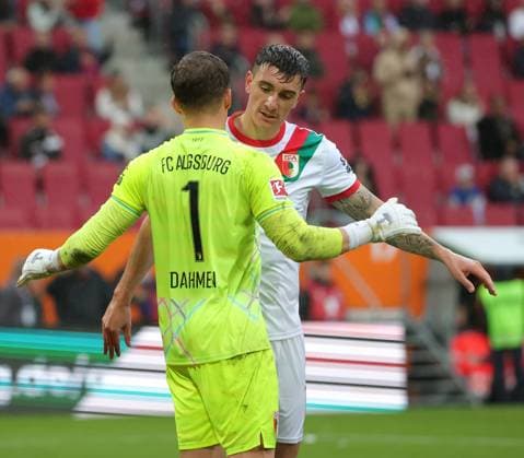 04.10.2025, 1. Bundesliga , FC Augsburg vs VfL Wolfsburg, WWK Arena Augsburg , Fussball, im Bild: Finn Dahmen (FC Augsburg) rettet und laesst sich feiern