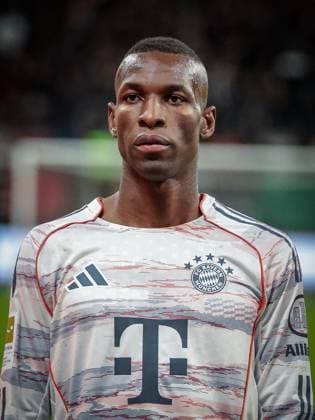 Nicolas Jackson 11 (FC Bayern Muenchen) bei den Fans, Eintracht Frankfurt vs. FC Bayern Muenchen, DFL, Bundesliga, Saison 2025 2026, Deutsche Bank Park, Hinrunde, 6. Spieltag, 04.10.2025 DFB regulations prohibit any use of photographs as image sequences and or quasi-video Frankfurt Hessen Deutschland *** Nicolas Jackson 11 FC Bayern Muenchen with the fans, Eintracht Frankfurt vs FC Bayern Muenchen, DFL, Bundesliga, Saison 2025 2026, Deutsche Bank Park, Hinrunde, 6 Spieltag, 04 10 2025 DFB regulations prohibit any use of photographs as image sequences and or quasi video Frankfurt Hessen Germany Copyright: xkolbert-press MartinxAgüerax