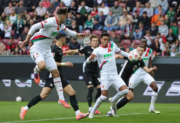 04.10.2025, 1. Bundesliga , FC Augsburg vs VfL Wolfsburg, WWK Arena Augsburg , Fussball, im Bild: Elvis Rexhbecaj (FC Augsburg), Noahkai Banks (FC Augsburg) zum 1:0
