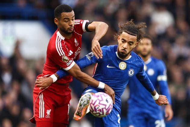 Chelsea v Liverpool 04 October 2025, London - Premier League Football - Chelsea v Liverpool - Cody Gakpo of Liverpool and Malo Gusto of Chelsea - Photo: Jacques Feeney Offside. London UK Copyright: xJacquesxFeeneyx xOffsidexOffside