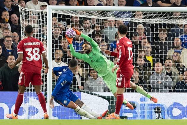 4th October 2025; Stamford Bridge, Chelsea, London, England: Premier League Football, Chelsea versus Liverpool; Giorgi Mamardashvili of Liverpool saves a late goal attempt  IanxStephen