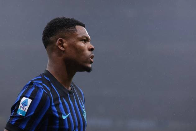 Milan, Italy, 4th October 2025. Denzel Dumfries of FC Internazionale reacts as he leaves the field of play after being substituted during the Internazionale vs US Cremonese Serie A match at Giuseppe Meazza, Milan. Picture credit should read: Jonathan Moscrop Sportimage EDITORIAL USE ONLY. No use with unauthorised audio, video, data, fixture lists, club league logos or live services. Online in-match use limited to 120 images, no video emulation. No use in betting, games or single club league player publications. SPI_073_JM_INTER_CREMONESE_ SPI-4187-0073