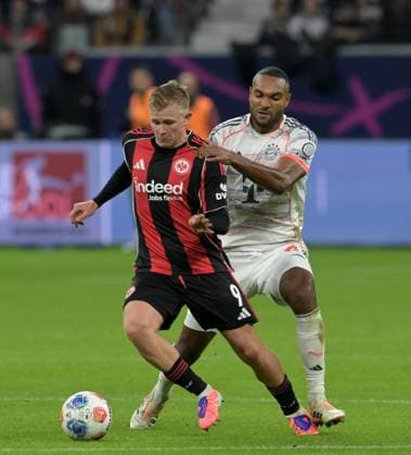 Jonathan. Tah Gegen. Johny. Burkhardt (li). fotografiert beim Fußball Bundesliga Spiel Eintracht Frankfurt gegen den FC Bayern München am 4.10.2025 in Frankfurt (DFL DFB REGULATIONS PROHIBIT ANY USE OF PHOTOGRAPHS as IMAGE SEQUENCES and or QUASI-VIDEO)