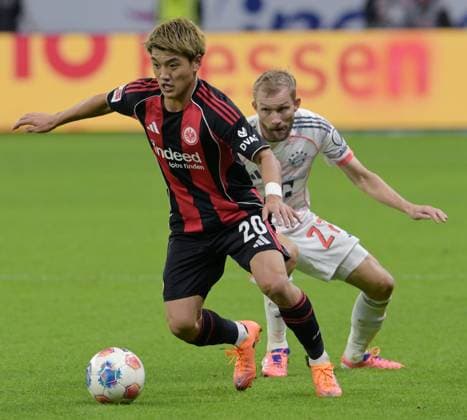 Konrad Laimer (hi). Gegen Ritsu. Doan fotografiert beim Fußball Bundesliga Spiel Eintracht Frankfurt gegen den FC Bayern München am 4.10.2025 in Frankfurt (DFL DFB REGULATIONS PROHIBIT ANY USE OF PHOTOGRAPHS as IMAGE SEQUENCES and or QUASI-VIDEO)