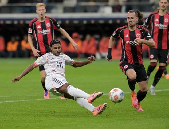 Serge. Gnabry fotografiert beim Fußball Bundesliga Spiel Eintracht (li) gegen. Arthur Teathe Frankfurt gegen den FC Bayern München am 4.10.2025 in Frankfurt (DFL DFB REGULATIONS PROHIBIT ANY USE OF PHOTOGRAPHS as IMAGE SEQUENCES and or QUASI-VIDEO)