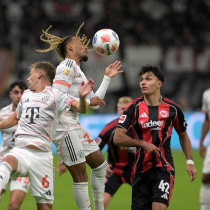 Sacha Boey (li). Gegen Can Uzun fotografiert beim Fußball Bundesliga Spiel Eintracht Frankfurt gegen den FC Bayern München am 4.10.2025 in Frankfurt (DFL DFB REGULATIONS PROHIBIT ANY USE OF PHOTOGRAPHS as IMAGE SEQUENCES and or QUASI-VIDEO)