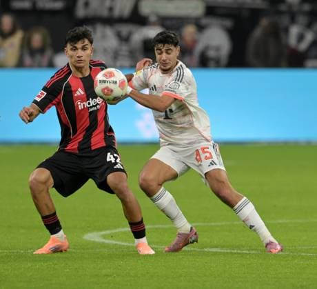Aleksandar Pavlovic. (Re) Gegen Can Uzun fotografiert beim Fußball Bundesliga Spiel Eintracht Frankfurt gegen den FC Bayern München am 4.10.2025 in Frankfurt (DFL DFB REGULATIONS PROHIBIT ANY USE OF PHOTOGRAPHS as IMAGE SEQUENCES and or QUASI-VIDEO)