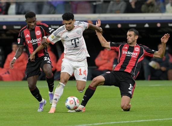 Aurelio. Buta (li) gegen Luis. Diaz. (Mi) und Ellyes Skhiri (re) fotografiert beim Fußball Bundesliga Spiel Eintracht (li) gegen. Arthur Teathe Frankfurt gegen den FC Bayern München am 4.10.2025 in Frankfurt (DFL DFB REGULATIONS PROHIBIT ANY USE OF PHOTOGRAPHS as IMAGE SEQUENCES and or QUASI-VIDEO)