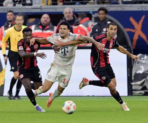 Aurelio. Buta (li) gegen Luis. Diaz. (Mi) und Ellyes Skhiri (re) fotografiert beim Fußball Bundesliga Spiel Eintracht (li) gegen. Arthur Teathe Frankfurt gegen den FC Bayern München am 4.10.2025 in Frankfurt (DFL DFB REGULATIONS PROHIBIT ANY USE OF PHOTOGRAPHS as IMAGE SEQUENCES and or QUASI-VIDEO)