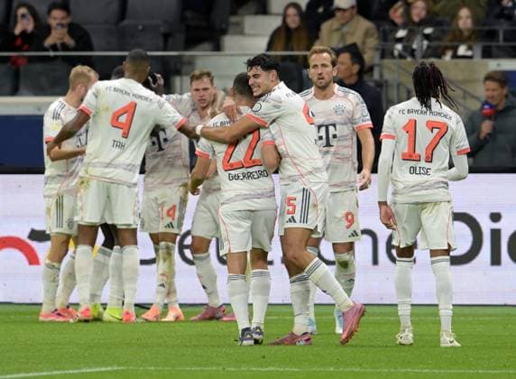 Luis Diaz. Jubelt nach seinem Tor. Zum. 3:0 mit. Harry. Kane und. Und. Team fotografiert beim Fußball Bundesliga Spiel Eintracht (li) gegen. Arthur Teathe Frankfurt gegen den FC Bayern München am 4.10.2025 in Frankfurt (DFL DFB REGULATIONS PROHIBIT ANY USE OF PHOTOGRAPHS as IMAGE SEQUENCES and or QUASI-VIDEO)
