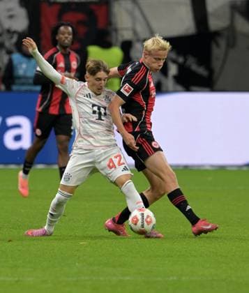 Lennart Karl. (Li) gegen. Oscar Höjlund fotografiert beim Fußball Bundesliga Spiel Eintracht (li) gegen. Arthur Teathe Frankfurt gegen den FC Bayern München am 4.10.2025 in Frankfurt (DFL DFB REGULATIONS PROHIBIT ANY USE OF PHOTOGRAPHS as IMAGE SEQUENCES and or QUASI-VIDEO)