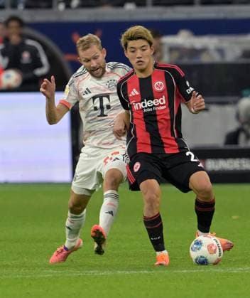 Konrad Laimer (li). Gegen Ritsu. Doan fotografiert beim Fußball Bundesliga Spiel Eintracht Frankfurt gegen den FC Bayern München am 4.10.2025 in Frankfurt (DFL DFB REGULATIONS PROHIBIT ANY USE OF PHOTOGRAPHS as IMAGE SEQUENCES and or QUASI-VIDEO)