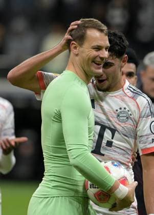 Aleksandar Pavlovic. (Re) und. Manuel. Neuer jubeln nach dem Sieg fotografiert beim Fußball Bundesliga Spiel Eintracht Frankfurt gegen den FC Bayern München am 4.10.2025 in Frankfurt (DFL DFB REGULATIONS PROHIBIT ANY USE OF PHOTOGRAPHS as IMAGE SEQUENCES and or QUASI-VIDEO)