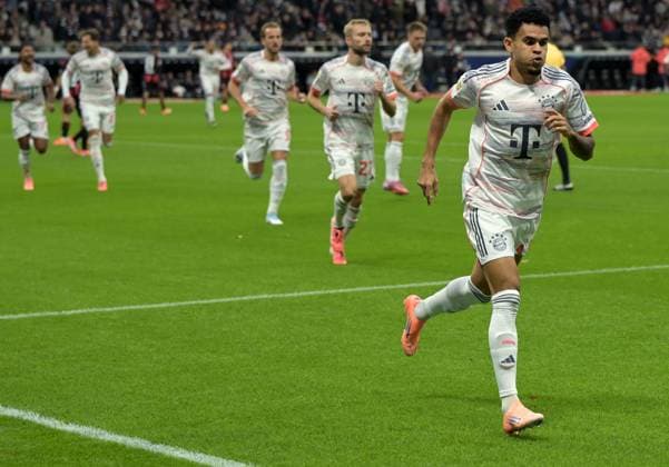 Luis Diaz. Jubelt nach seinem Tor. Zum. 1:0 fotografiert beim Fußball Bundesliga Spiel Eintracht (li) gegen. Arthur Teathe Frankfurt gegen den FC Bayern München am 4.10.2025 in Frankfurt (DFL DFB REGULATIONS PROHIBIT ANY USE OF PHOTOGRAPHS as IMAGE SEQUENCES and or QUASI-VIDEO)