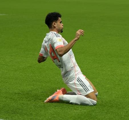 Luis Diaz. Jubelt nach seinem Tor. Zum. 1:0 fotografiert beim Fußball Bundesliga Spiel Eintracht (li) gegen. Arthur Teathe Frankfurt gegen den FC Bayern München am 4.10.2025 in Frankfurt (DFL DFB REGULATIONS PROHIBIT ANY USE OF PHOTOGRAPHS as IMAGE SEQUENCES and or QUASI-VIDEO)