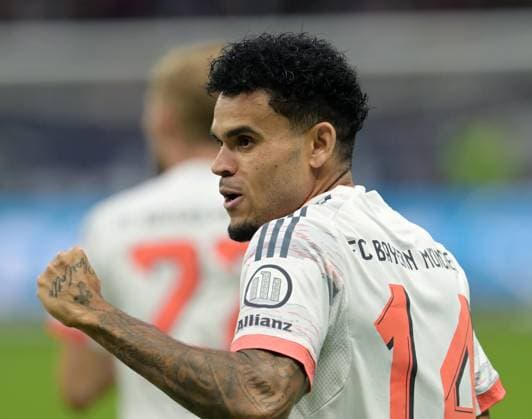 Luis Diaz. Jubelt nach seinem Tor. Zum. 1:0 fotografiert beim Fußball Bundesliga Spiel Eintracht (li) gegen. Arthur Teathe Frankfurt gegen den FC Bayern München am 4.10.2025 in Frankfurt (DFL DFB REGULATIONS PROHIBIT ANY USE OF PHOTOGRAPHS as IMAGE SEQUENCES and or QUASI-VIDEO)