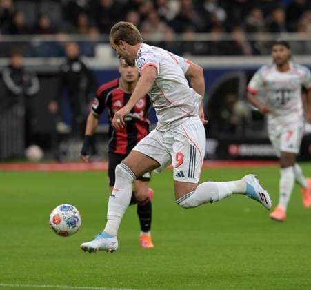 Harry. Kane fotografiert beim Fußball Bundesliga Spiel Eintracht (li) gegen. Arthur Teathe Frankfurt gegen den FC Bayern München am 4.10.2025 in Frankfurt (DFL DFB REGULATIONS PROHIBIT ANY USE OF PHOTOGRAPHS as IMAGE SEQUENCES and or QUASI-VIDEO)