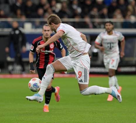 Harry. Kane fotografiert beim Fußball Bundesliga Spiel Eintracht (li) gegen. Arthur Teathe Frankfurt gegen den FC Bayern München am 4.10.2025 in Frankfurt (DFL DFB REGULATIONS PROHIBIT ANY USE OF PHOTOGRAPHS as IMAGE SEQUENCES and or QUASI-VIDEO)