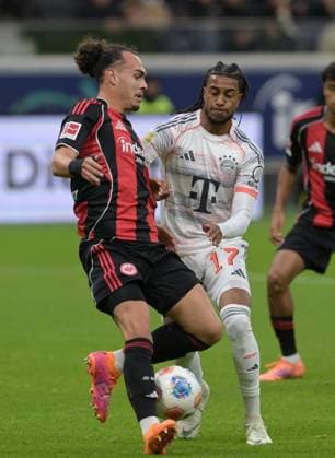 Arthur Theate. (Li). Gegen. Michael Olise (Re) fotografiert beim Fußball Bundesliga Spiel Eintracht Frankfurt gegen den FC Bayern München am 4.10.2025 in Frankfurt (DFL DFB REGULATIONS PROHIBIT ANY USE OF PHOTOGRAPHS as IMAGE SEQUENCES and or QUASI-VIDEO)