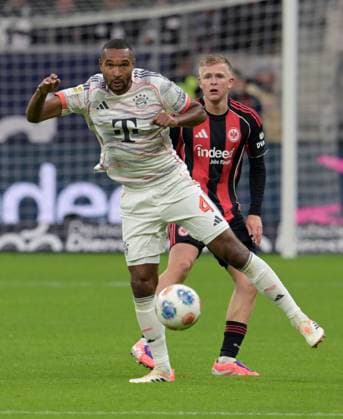 Jonathan. Tah Gegen. Johny. Burkhardt (hi) fotografiert beim Fußball Bundesliga Spiel Eintracht Frankfurt gegen den FC Bayern München am 4.10.2025 in Frankfurt (DFL DFB REGULATIONS PROHIBIT ANY USE OF PHOTOGRAPHS as IMAGE SEQUENCES and or QUASI-VIDEO)
