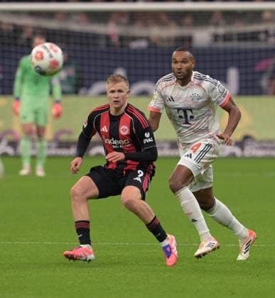 Jonathan. Tah Gegen. Johny. Burkhardt (li) fotografiert beim Fußball Bundesliga Spiel Eintracht Frankfurt gegen den FC Bayern München am 4.10.2025 in Frankfurt (DFL DFB REGULATIONS PROHIBIT ANY USE OF PHOTOGRAPHS as IMAGE SEQUENCES and or QUASI-VIDEO)