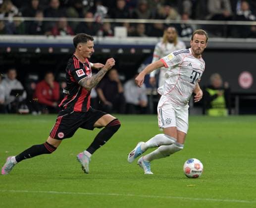 Harry Kane gegen Robin. Koch (li) fotografiert beim Fußball Bundesliga Spiel Eintracht Frankfurt gegen den FC Bayern München am 4.10.2025 in Frankfurt (DFL DFB REGULATIONS PROHIBIT ANY USE OF PHOTOGRAPHS as IMAGE SEQUENCES and or QUASI-VIDEO)