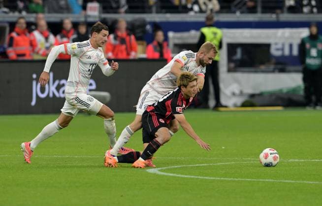 Konrad Laimer (hi). Gegen Ritsu. Doan fotografiert beim Fußball Bundesliga Spiel Eintracht Frankfurt gegen den FC Bayern München am 4.10.2025 in Frankfurt (DFL DFB REGULATIONS PROHIBIT ANY USE OF PHOTOGRAPHS as IMAGE SEQUENCES and or QUASI-VIDEO)