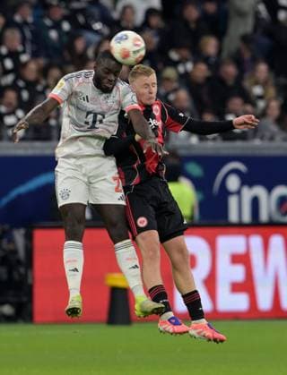 Dayot Upamecano Gegen. Johny. Burkhardt (re) fotografiert beim Fußball Bundesliga Spiel Eintracht Frankfurt gegen den FC Bayern München am 4.10.2025 in Frankfurt (DFL DFB REGULATIONS PROHIBIT ANY USE OF PHOTOGRAPHS as IMAGE SEQUENCES and or QUASI-VIDEO)