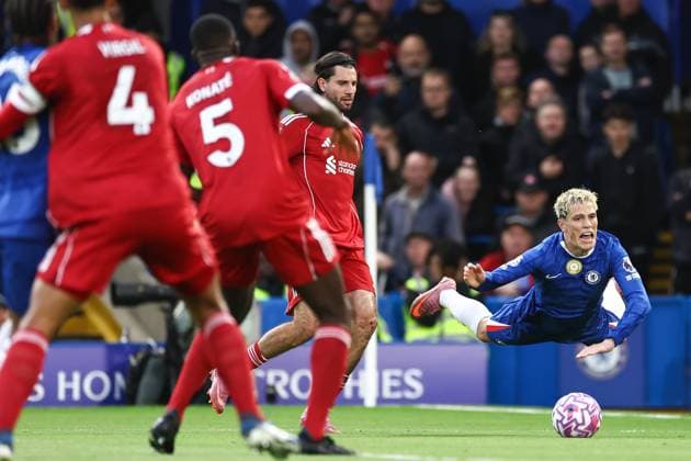 Chelsea v Liverpool 04 October 2025, London - Premier League Football - Chelsea v Liverpool - Alejandro Garnacho of Chelsea falls in the box - Photo: Jacques Feeney Offside. London UK Copyright: xJacquesxFeeneyx xOffsidexOffside