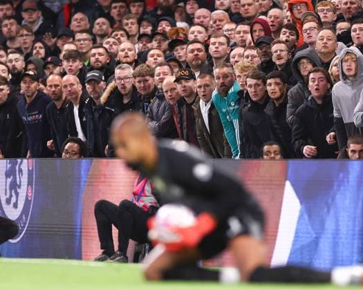 Chelsea v Liverpool 04 October 2025, London - Premier League Football - Chelsea v Liverpool - Fans watch on - Photo: Jacques Feeney Offside. London UK Copyright: xJacquesxFeeneyx xOffsidexOffside