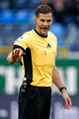 Dr. Max Burda (Schiedsrichter), gibt Anweisungen, gestikuliert, mit den Armen gestikulieren, Einzelbild, Einzelfoto, Aktion, Action, 04.10.2025, Mannheim (Deutschland), Fussball, 3. Liga, SV Waldhof Mannheim - VfL Osnabrück, DFB DFL REGULATIONS PROHIBIT ANY USE OF PHOTOGRAPHS AS IMAGE SEQUENCES AND OR QUASI-VIDEO.