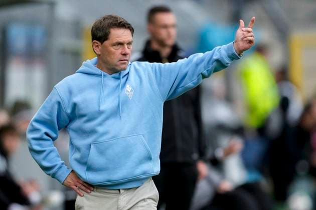Luc Holtz (Trainer, Cheftrainer, SVWM), gibt Anweisungen, gestikuliert, mit den Armen gestikulieren, Einzelbild, Einzelfoto, Aktion, Action, 04.10.2025, Mannheim (Deutschland), Fussball, 3. Liga, SV Waldhof Mannheim - VfL Osnabrück, DFB DFL REGULATIONS PROHIBIT ANY USE OF PHOTOGRAPHS AS IMAGE SEQUENCES AND OR QUASI-VIDEO.