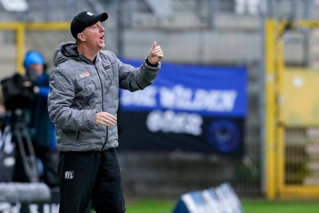 Timo Schultz (Trainer, Cheftrainer, VfL Osnabrück), gibt Anweisungen, gestikuliert, mit den Armen gestikulieren, Einzelbild, Einzelfoto, Aktion, Action, 04.10.2025, Mannheim (Deutschland), Fussball, 3. Liga, SV Waldhof Mannheim - VfL Osnabrück, DFB DFL REGULATIONS PROHIBIT ANY USE OF PHOTOGRAPHS AS IMAGE SEQUENCES AND OR QUASI-VIDEO.