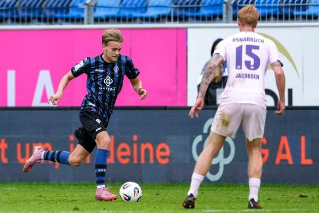 v.li.: Nicklas Shipnoski (SVWM, 7), Bjarke Jacobsen (Osnabrück, 15), Aktion, Action, Spielszene, 04.10.2025, Mannheim (Deutschland), Fussball, 3. Liga, SV Waldhof Mannheim - VfL Osnabrück, DFB DFL REGULATIONS PROHIBIT ANY USE OF PHOTOGRAPHS AS IMAGE SEQUENCES AND OR QUASI-VIDEO.