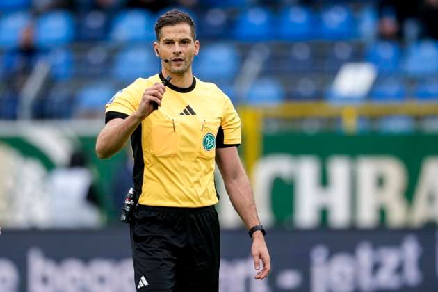 Dr. Max Burda (Schiedsrichter), Einzelbild, Einzelfoto, Aktion, Action, 04.10.2025, Mannheim (Deutschland), Fussball, 3. Liga, SV Waldhof Mannheim - VfL Osnabrück, DFB DFL REGULATIONS PROHIBIT ANY USE OF PHOTOGRAPHS AS IMAGE SEQUENCES AND OR QUASI-VIDEO.