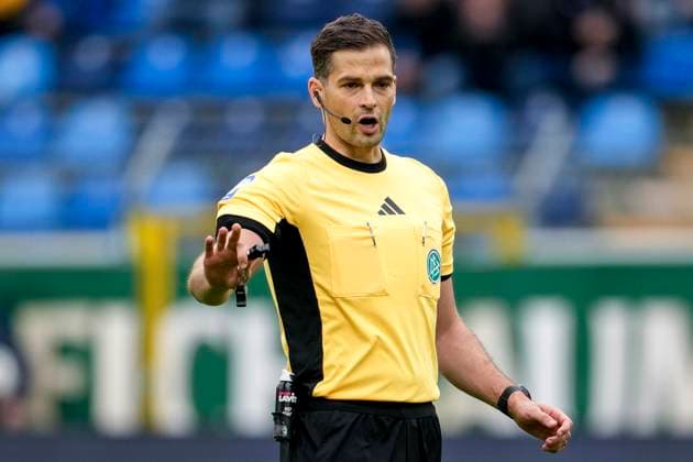 Dr. Max Burda (Schiedsrichter), gibt Anweisungen, gestikuliert, mit den Armen gestikulieren, Einzelbild, Einzelfoto, Aktion, Action, 04.10.2025, Mannheim (Deutschland), Fussball, 3. Liga, SV Waldhof Mannheim - VfL Osnabrück, DFB DFL REGULATIONS PROHIBIT ANY USE OF PHOTOGRAPHS AS IMAGE SEQUENCES AND OR QUASI-VIDEO.