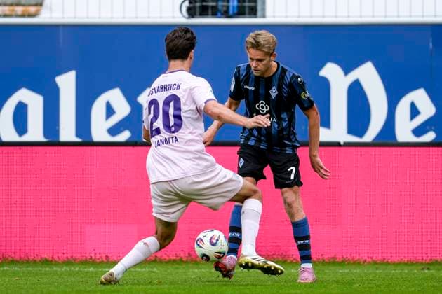 v.li.: Theo Janotta (Osnabrück, 20), Nicklas Shipnoski (SVWM, 7), Zweikampf, Spielszene, Duell, duel, tackle, tackling, Dynamik, Action, Aktion, 04.10.2025, Mannheim (Deutschland), Fussball, 3. Liga, SV Waldhof Mannheim - VfL Osnabrück, DFB DFL REGULATIONS PROHIBIT ANY USE OF PHOTOGRAPHS AS IMAGE SEQUENCES AND OR QUASI-VIDEO.