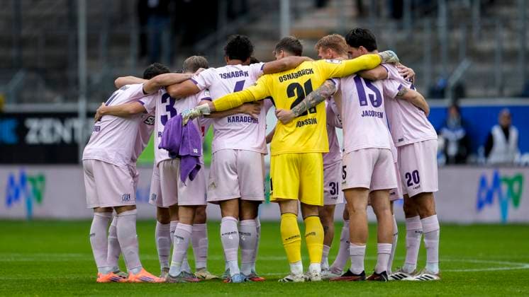 Spieler vom VfL Osnabrück, schwören sich mit einem Mannschaftskreis vor dem Anpfiff ein, Kreis, Teamkreis, Konzentration, Kameradschaft, Ansprache, Motivation, 04.10.2025, Mannheim (Deutschland), Fussball, 3. Liga, SV Waldhof Mannheim - VfL Osnabrück, DFB DFL REGULATIONS PROHIBIT ANY USE OF PHOTOGRAPHS AS IMAGE SEQUENCES AND OR QUASI-VIDEO.