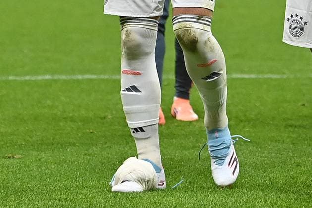 Eisbeutel auf dem rechten Fuss von Harry KANE (Bayern Muenchen) nach Spielende. Fussball 1. Bundesliga Saison 2025 2026, 6.Spieltag, Spieltag06, Eintracht Frankfurt - FC Bayern Muenchen 0-3 am 04.10.2025 DEUTSCHE BANK PARK