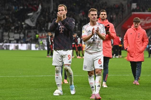 Eisbeutel auf dem rechten Fuss von Harry KANE (Bayern Muenchen) nach Spielende. re:Joshua KIMMICH (Bayern Muenchen), Schlssjubel. Fussball 1. Bundesliga Saison 2025 2026, 6.Spieltag, Spieltag06, Eintracht Frankfurt - FC Bayern Muenchen 0-3 am 04.10.2025 DEUTSCHE BANK PARK