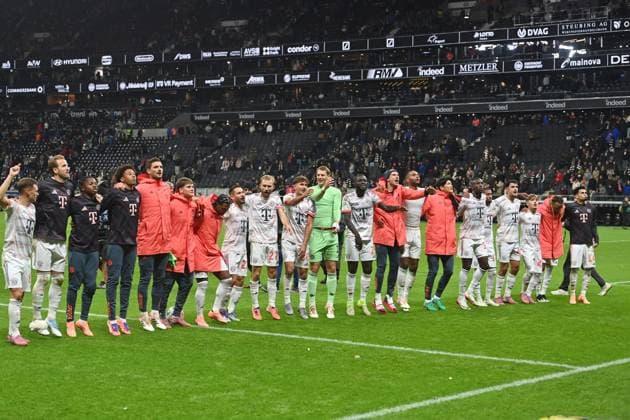 Schlussjubel,Teamfoto,Team,Mannschaft, Mannschaftsfoto,Spieler Muenchen, Jubel,Freude,Begeisterung,Aktion. Fussball 1. Bundesliga Saison 2025 2026, 6.Spieltag, Spieltag06, Eintracht Frankfurt - FC Bayern Muenchen 0-3 am 04.10.2025 DEUTSCHE BANK PARK