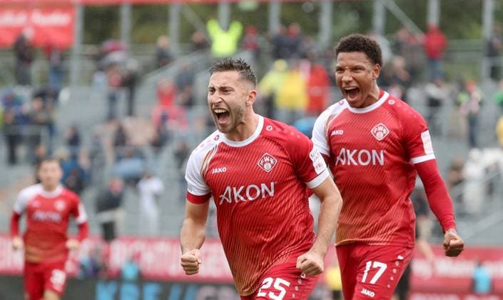 04.10.2025, xfsx, Herren, Fussball, Saison 2025 2026, Regionalliga Bayern, 12. Spieltag: FC Wuerzburger Kickers - FC Memmingen 1907 v.li.: Dominik Meisel (FC Wuerzburger Kickers), Liam Omore (FC Wuerzburger Kickers) mit Torjubel, celebrate the goal, goal celebration, Jubel ueber das Tor zum 1:0 Wuerzburg AKON ARENA Bayern Deutschland