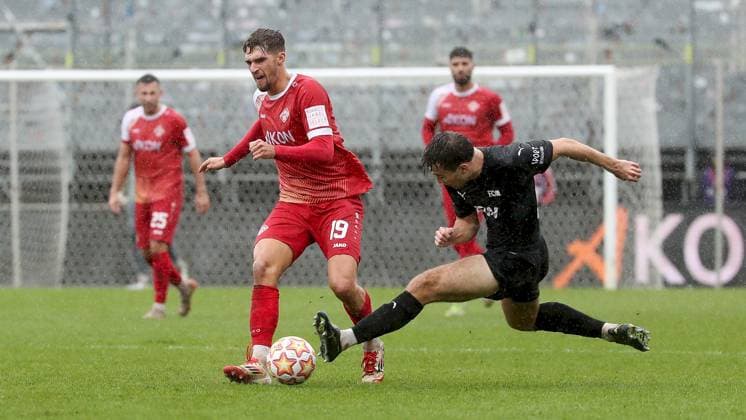 04.10.2025, xfsx, Herren, Fussball, Saison 2025 2026, Regionalliga Bayern, 12. Spieltag: FC Wuerzburger Kickers - FC Memmingen 1907 v.li.: Marius Uhl (FC Wuerzburger Kickers), Maximilian Dolinski (FC Memmingen) Wuerzburg AKON ARENA Bayern Deutschland