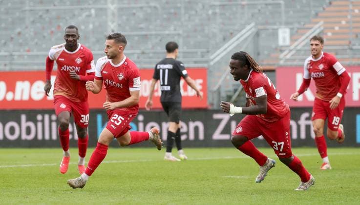 04.10.2025, xfsx, Herren, Fussball, Saison 2025 2026, Regionalliga Bayern, 12. Spieltag: FC Wuerzburger Kickers - FC Memmingen 1907 v.li.: Tarsis Bonga (FC Wuerzburger Kickers), Dominik Meisel (FC Wuerzburger Kickers), Luis Vetter (FC Memmingen), Eliot Muteba (FC Wuerzburger Kickers), Marius Uhl (FC Wuerzburger Kickers) jubeln nach Spielende Wuerzburg AKON ARENA Bayern Deutschland