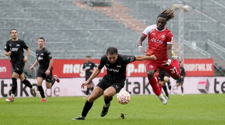 04.10.2025, xfsx, Herren, Fussball, Saison 2025 2026, Regionalliga Bayern, 12. Spieltag: FC Wuerzburger Kickers - FC Memmingen 1907 v.li.: Maximilian Dolinski (FC Memmingen), Eliot Muteba (FC Wuerzburger Kickers) Wuerzburg AKON ARENA Bayern Deutschland