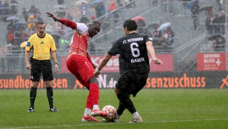 04.10.2025, xfsx, Herren, Fussball, Saison 2025 2026, Regionalliga Bayern, 12. Spieltag: FC Wuerzburger Kickers - FC Memmingen 1907 v.li.: Schiedsrichter Jonas Krzyzanowski, Tarsis Bonga (FC Wuerzburger Kickers), David Bauer (FC Memmingen) Wuerzburg AKON ARENA Bayern Deutschland
