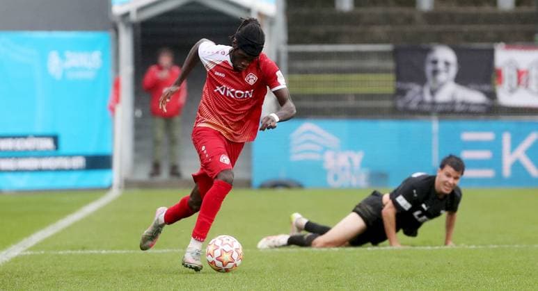 04.10.2025, xfsx, Herren, Fussball, Saison 2025 2026, Regionalliga Bayern, 12. Spieltag: FC Wuerzburger Kickers - FC Memmingen 1907 v.li.: Cherif Cisse (FC Wuerzburger Kickers), Oskar Emanuel (SG Pforzheim-Eutingen) Wuerzburg AKON ARENA Bayern Deutschland