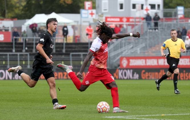 04.10.2025, xfsx, Herren, Fussball, Saison 2025 2026, Regionalliga Bayern, 12. Spieltag: FC Wuerzburger Kickers - FC Memmingen 1907 v.li.: David Guenes (FC Memmingen), Cherif Cisse (FC Wuerzburger Kickers), Schiedsrichter Jonas Krzyzanowski Wuerzburg AKON ARENA Bayern Deutschland