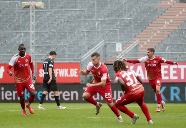 04.10.2025, xfsx, Herren, Fussball, Saison 2025 2026, Regionalliga Bayern, 12. Spieltag: FC Wuerzburger Kickers - FC Memmingen 1907 v.li.: Tarsis Bonga (FC Wuerzburger Kickers), Luis Vetter (FC Memmingen), Dominik Meisel (FC Wuerzburger Kickers), Eliot Muteba (FC Wuerzburger Kickers), Marius Uhl (FC Wuerzburger Kickers) mit Torjubel, celebrate the goal, goal celebration, Jubel ueber das Tor zum 1:0 Wuerzburg AKON ARENA Bayern Deutschland