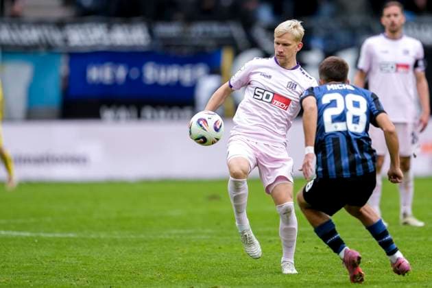 v.li.: Bryan Henning (Osnabrück, 6), Diego Michel (SVWM, 28), Zweikampf, Spielszene, Duell, duel, tackle, tackling, Dynamik, Action, Aktion, 04.10.2025, Mannheim (Deutschland), Fussball, 3. Liga, SV Waldhof Mannheim - VfL Osnabrück, DFB DFL REGULATIONS PROHIBIT ANY USE OF PHOTOGRAPHS AS IMAGE SEQUENCES AND OR QUASI-VIDEO.